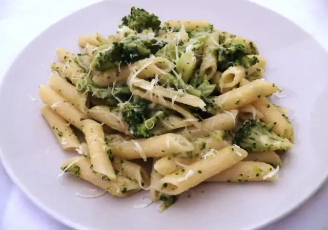 Penne z brokułami – prosta receptura na pyszne i zdrowe danie