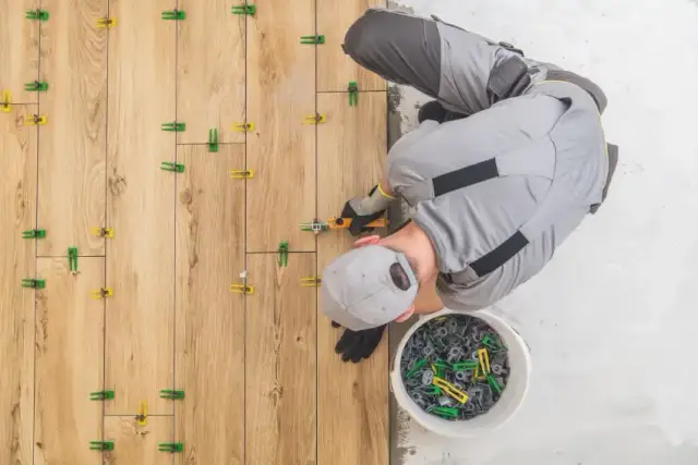 Alternatywy dla drewna na taras: Kompozyt, gres, beton co wybrać?