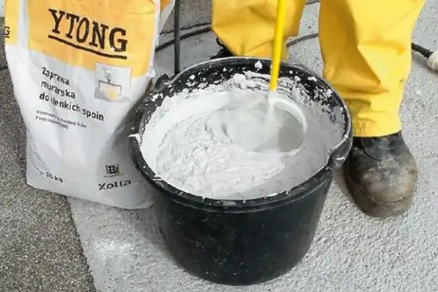 Zaprawa murarska gotowa czy robiona - wady i zalety obu opcji