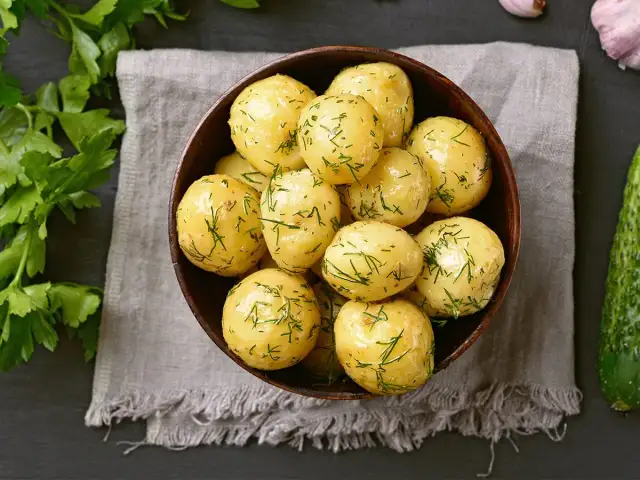 Najlepsze przepisy na obiad z młodych ziemniaków, które zaskoczą smakami