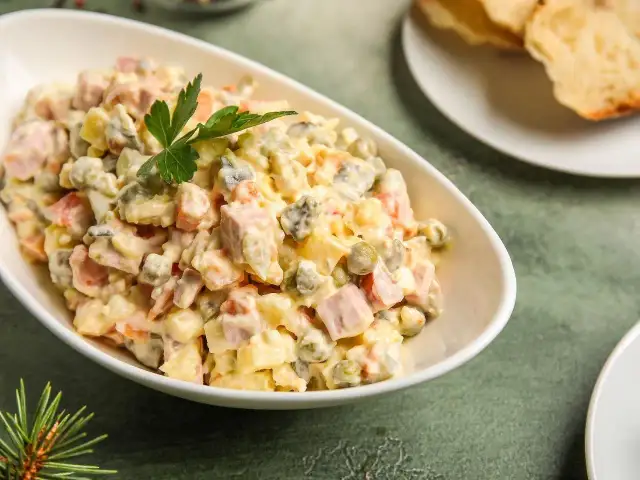 Jaką surówkę do smażonej kiełbasy wybrać, aby zaskoczyć smakiem?