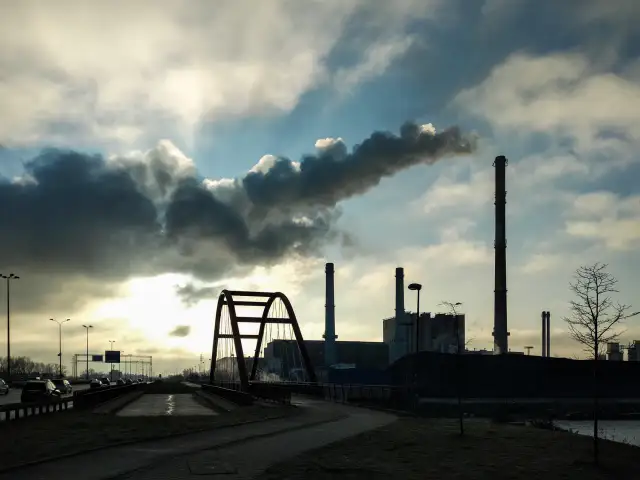 Kto zarabia na smogu? Zaskakujące zyski z zanieczyszczenia powietrza