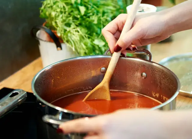 Jakie przyprawy do zupy pomidorowej: poznaj sekrety idealnego smaku