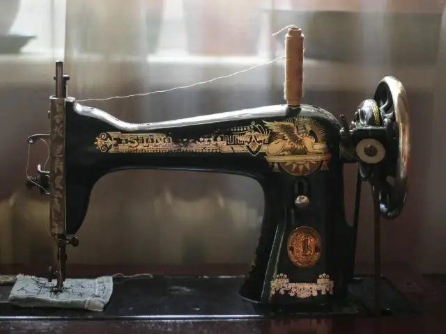 Stara maszyna do szycia z ozdobnym wzorem, gotowa do pracy. Co można zrobić ze starej maszyny do szycia? Szyć!