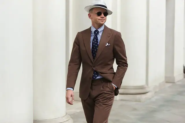 Jaki krawat do brązowych butów? 5 porad dla eleganckiego mężczyzny