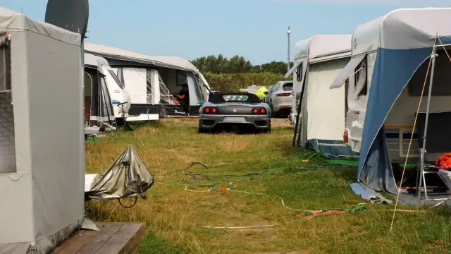 Ile kosztuje postawienie przyczepy kempingowej nad morzem? Ceny i ukryte opłaty