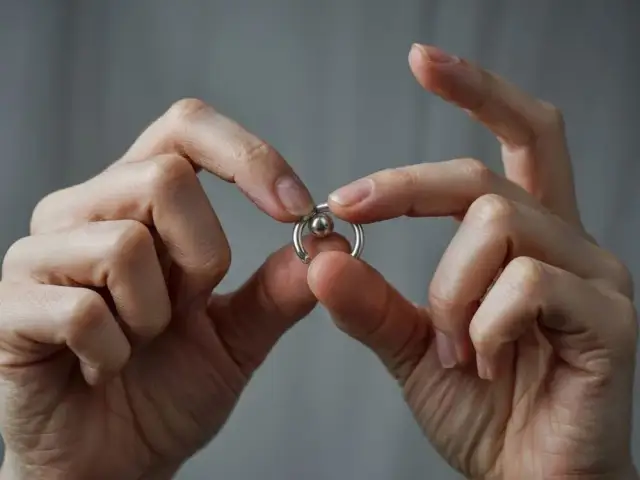 Jak zdjąć kolczyk z pistoletu? Bezpieczny poradnik krok po kroku