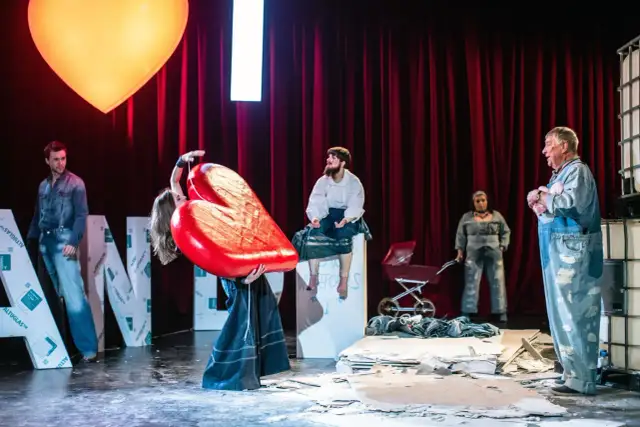 Spektakl klątwa: odkryj mroczne tajemnice religijności w teatrze