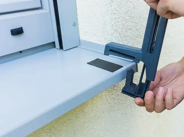 Jak zamontować doniczki na parapecie bez wiercenia i uszkodzeń