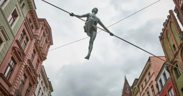 Kędziora rzeźby: niezwykłe dzieła balansujące na granicy sztuki i fizyki