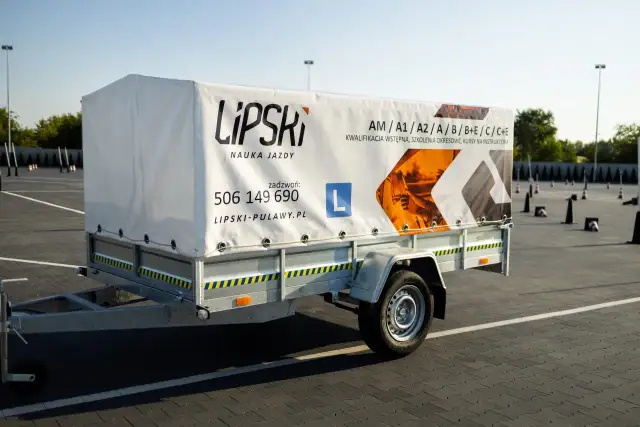 Czym przewieźć 2 tony? Opcje, koszty i prawo (kat. B, B+E)