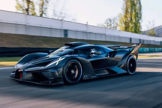 Czarny Bugatti Bolide na torze wyścigowym. Zastanawiasz się, ile kosztuje Bugatti Bolide? To marzenie wielu fanów motoryzacji.