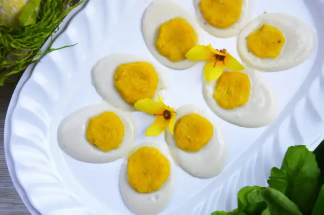 Wegańskie "jajka" z białym kremem i żółtym środkiem, idealne jako pomysł, czym zastąpić jajka w diecie wegańskiej.