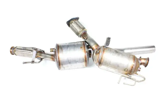 Filtr DPF z układem wydechowym samochodu Skoda Octavia 1.9 TDI.