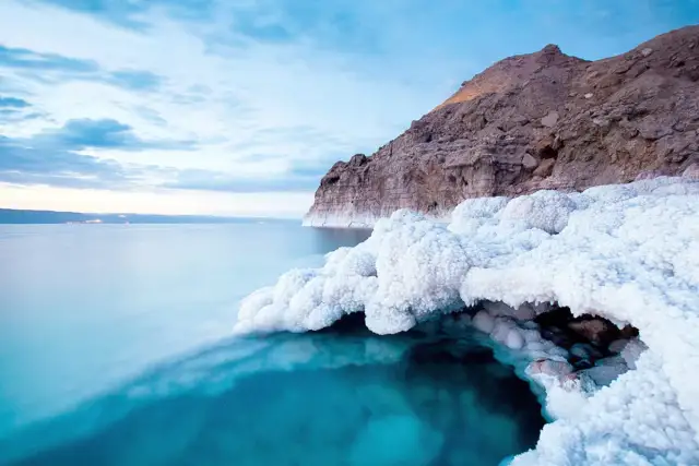 Skąd sól w morzu? Tajemnica słonych oceanów i słodkich rzek