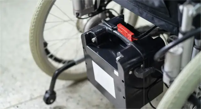 Ładowanie wózka inwalidzkiego: Zadbaj o baterię, uniknij awarii!