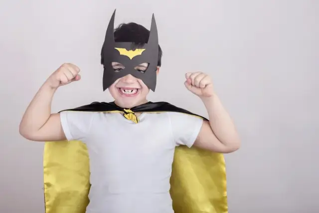 Jak zrobić strój Batmana dla dziecka - proste kroki i materiały