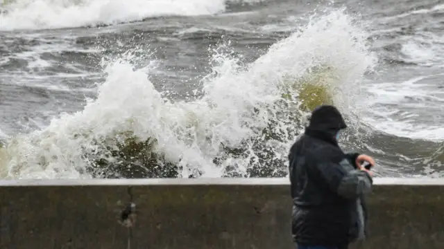 Czy jest sztorm na Bałtyku? Sprawdź aktualne warunki i ostrzeżenia
