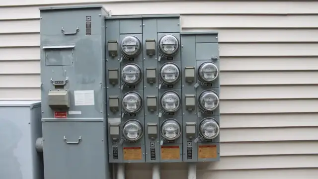 Gdzie jest licznik prądu w bloku? Odkryj trudne lokalizacje