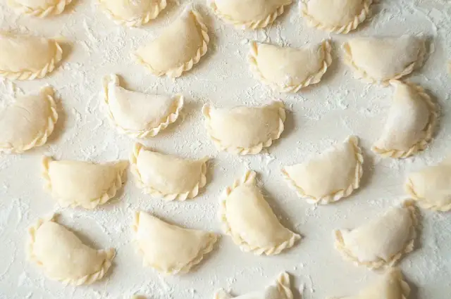 Ile pierogów wychodzi z kilograma mąki? Poznaj sekrety idealnego przepisu