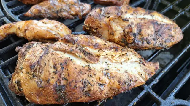 Rewelacyjne sposoby przyprawienia fileta z kurczaka, które zachwycą każdego grilla