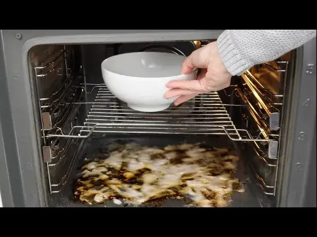 Dlaczego z piekarnika leci para? Oto przyczyny i sposoby na wilgoć.