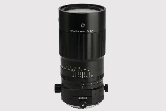 Czarny obiektyw makro 100mm f/2.8 z oznaczeniami odległości i przysłony.