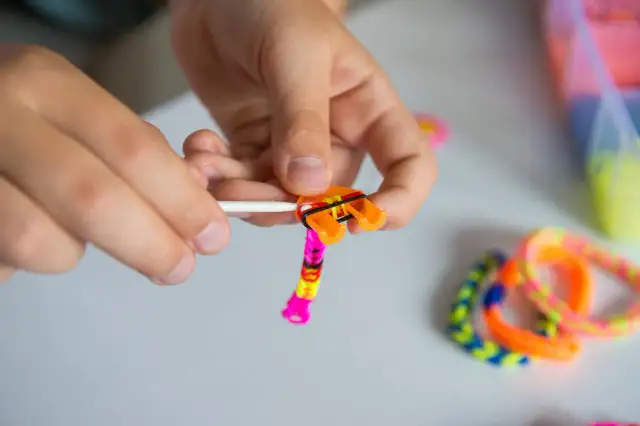 Twórz bransoletki z gumek: Od palców po krosno pełny poradnik