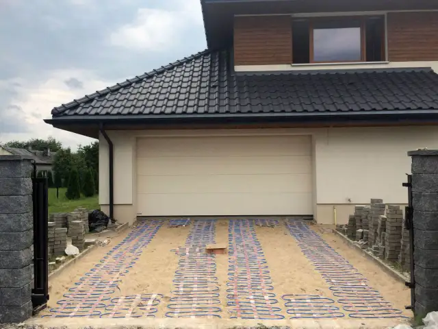 Jak zrobić podgrzewany podjazd i uniknąć problemów zimą