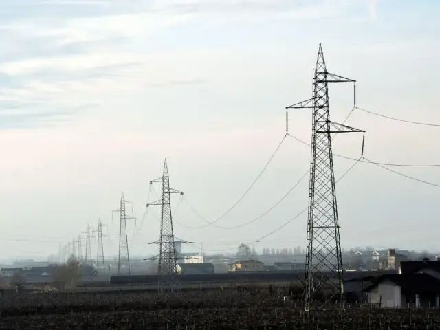 Linia wysokiego napięcia 110 kV biegnie przez krajobraz. Zachowanie bezpiecznej odległości od niej jest kluczowe dla ochrony.