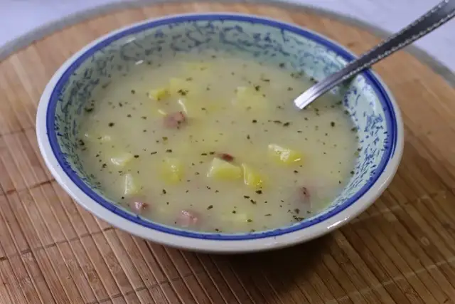 Jaką zupę na wędzonce przygotować, by zachwycić smakiem?