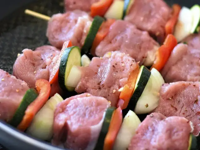 Domowe szaszłyki: Prosty przepis na soczyste mięso i warzywa