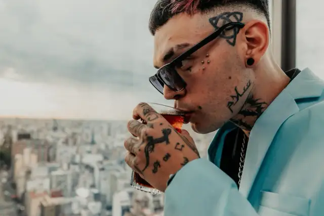 Alkohol po tatuażu: Czy warto ryzykować? Gojenie i Twój wzór