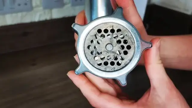 Jak łatwo i poprawnie założyć końcówkę do ciastek na maszynkę – krok po kroku