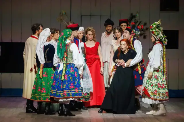 Wesele w Starym Teatrze: Odkryj emocje i tajemnice spektaklu