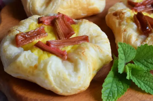 Pyszne ciasto francuskie z rabarbarem, z kremowym nadzieniem i kandyzowanymi kawałkami rabarbaru.