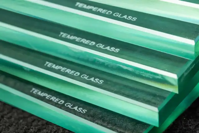Stosy szkła z napisem "TEMPERED GLASS" - łatwy sposób, jak odróżnić szkło hartowane od zwykłego.