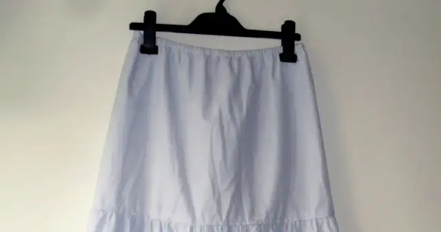 Jak uszyć falbaniastą spódnicę - proste kroki, które ułatwią szycie