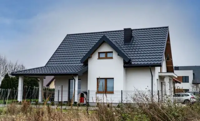 Jaki dach blacha czy dachówka? kluczowe różnice, które musisz znać