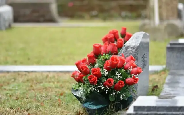 Jak obciążyć stroik na cmentarz, aby nie przewrócił się w wietrze