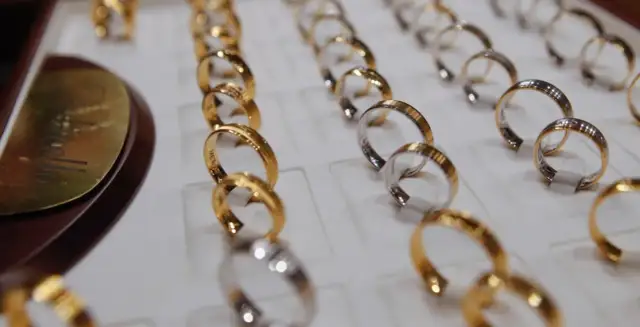 Złote i srebrne obrączki w pudełku jubilerskim.