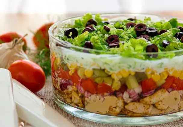 Idealna sałatka gyros: przepis mistrza na hit domówki