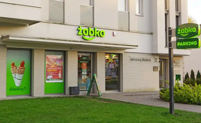 Zarobki w Żabce 2026: Ile na rękę? Stawki, premie, fakty.