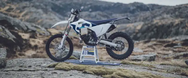 Motocykl Husqvarna 125r na kamienistym, górskim tle. Gotowy na przygodę.