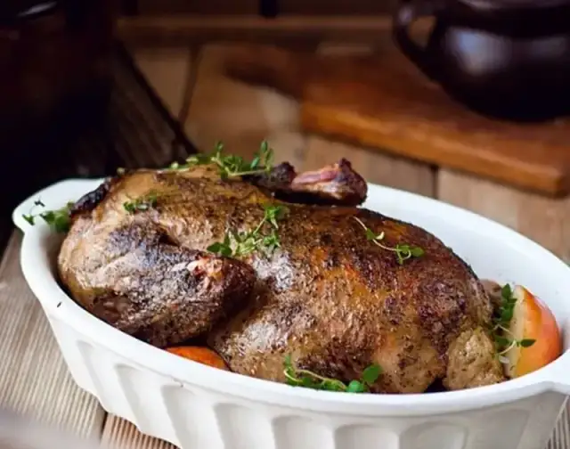 Jak długo smażyć kaczkę w piekarniku, aby była soczysta i chrupiąca?