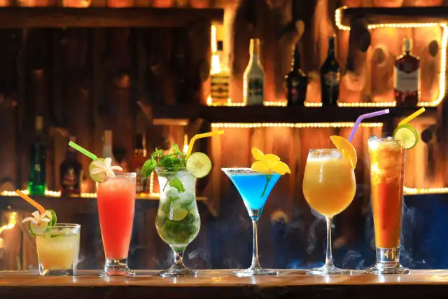 Kolorowe drinki na wesele, od orzeźwiającego mojito po egzotyczne koktajle, gotowe do świętowania.