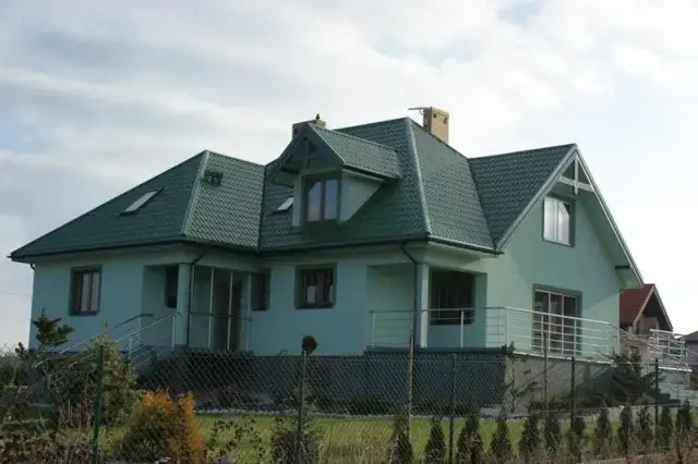 Jak wybrać idealny kolor elewacji do zielonego dachu, aby uniknąć błędów?