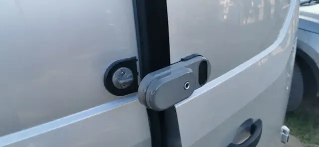 Zabezpieczenie drzwi przed włamaniem: Kompletny przewodnik eksperta.