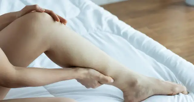 Kłucie w klatce przy wdechu: Od nerwobólu po zator. Kiedy reagować?