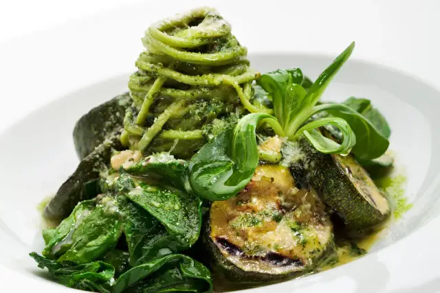 Jak zrobić idealny zielony makaron ze szpinakiem w domu?